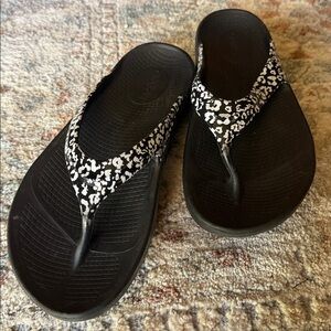 OOFOS Black and White women's Floral Flip Flops size 8